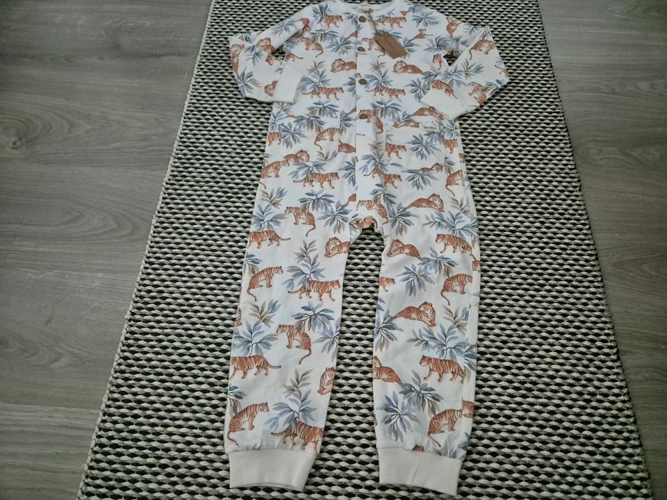 Uusi Newbie pyjama koko 104