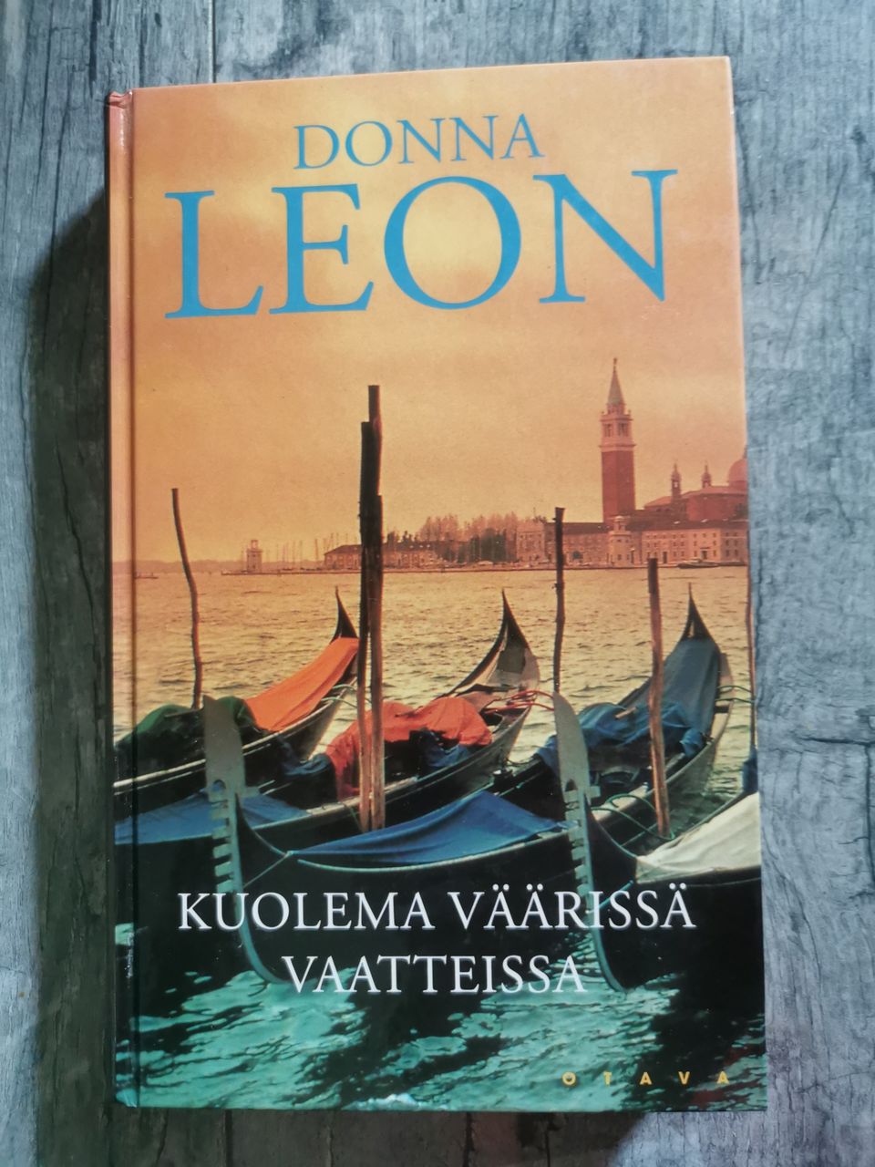 Donna Leon - Kuolema väärissä vaatteissa