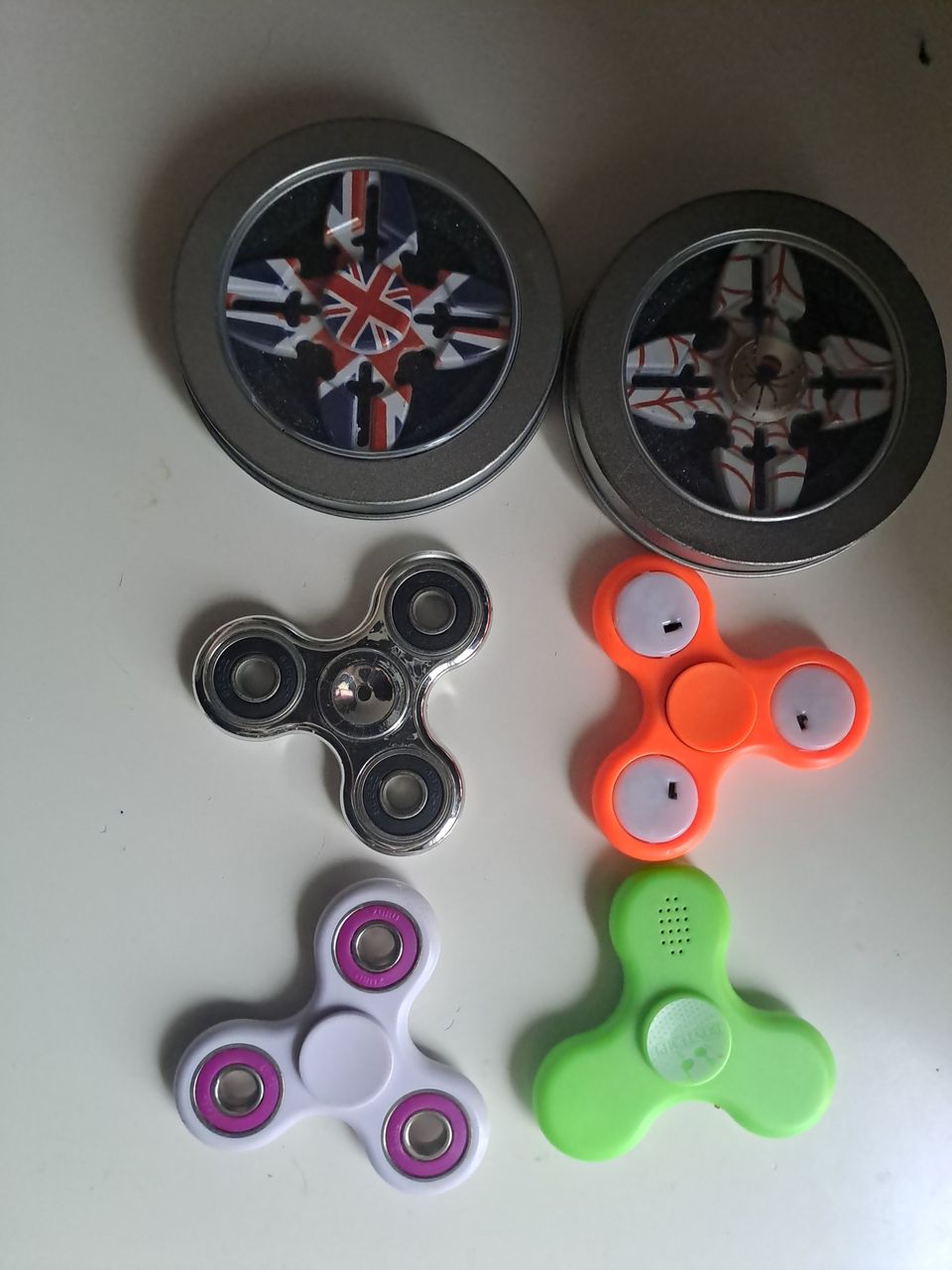 6 kappaletta fidget spinnereitä