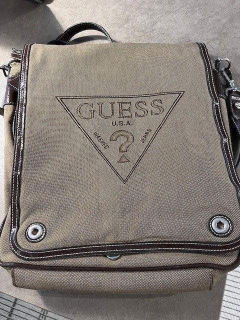 Tyylikäs ja näyttävä juuttikangas tyyppinen Guess-käsilaukku 34 cm x 30