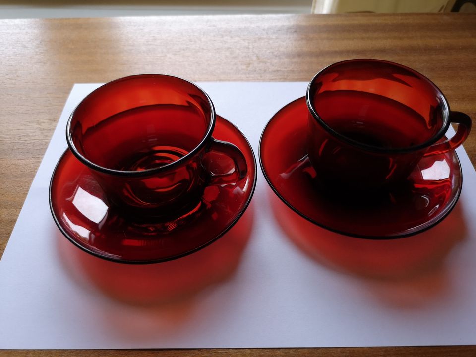 Arcoroc France vintage rubiinin punainen lasinen kuppi ja lautanen