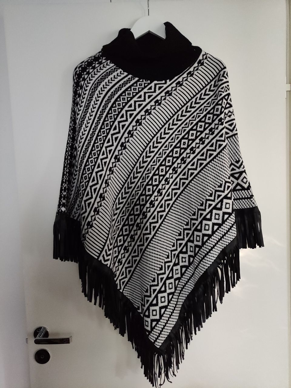 Mustavalkoinen poncho