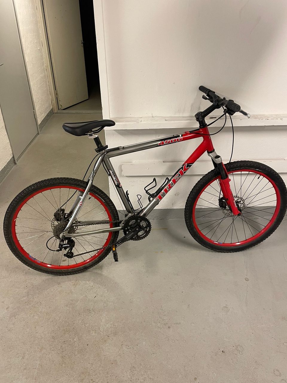 Trek 4900