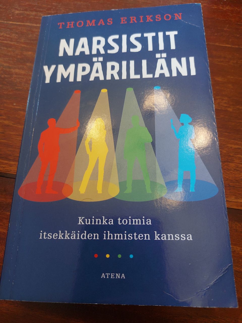 Narsistit ympärilläni-kirja