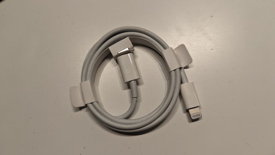 Alkuperäinen iPhone latausjohto USB C-lightning cable