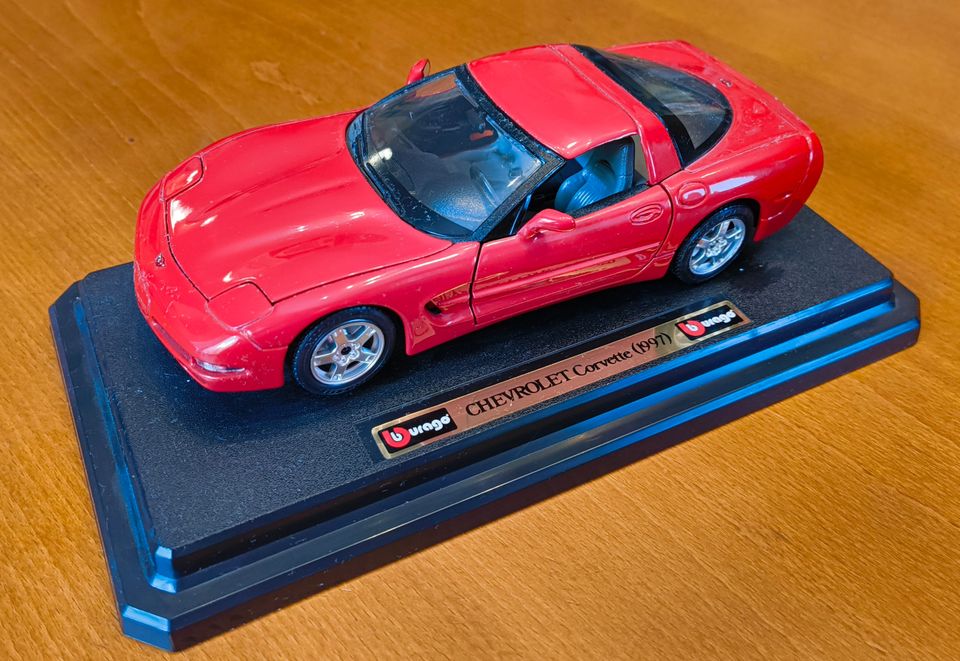 Chevrolet Corvette 1997 pienoismalli burago