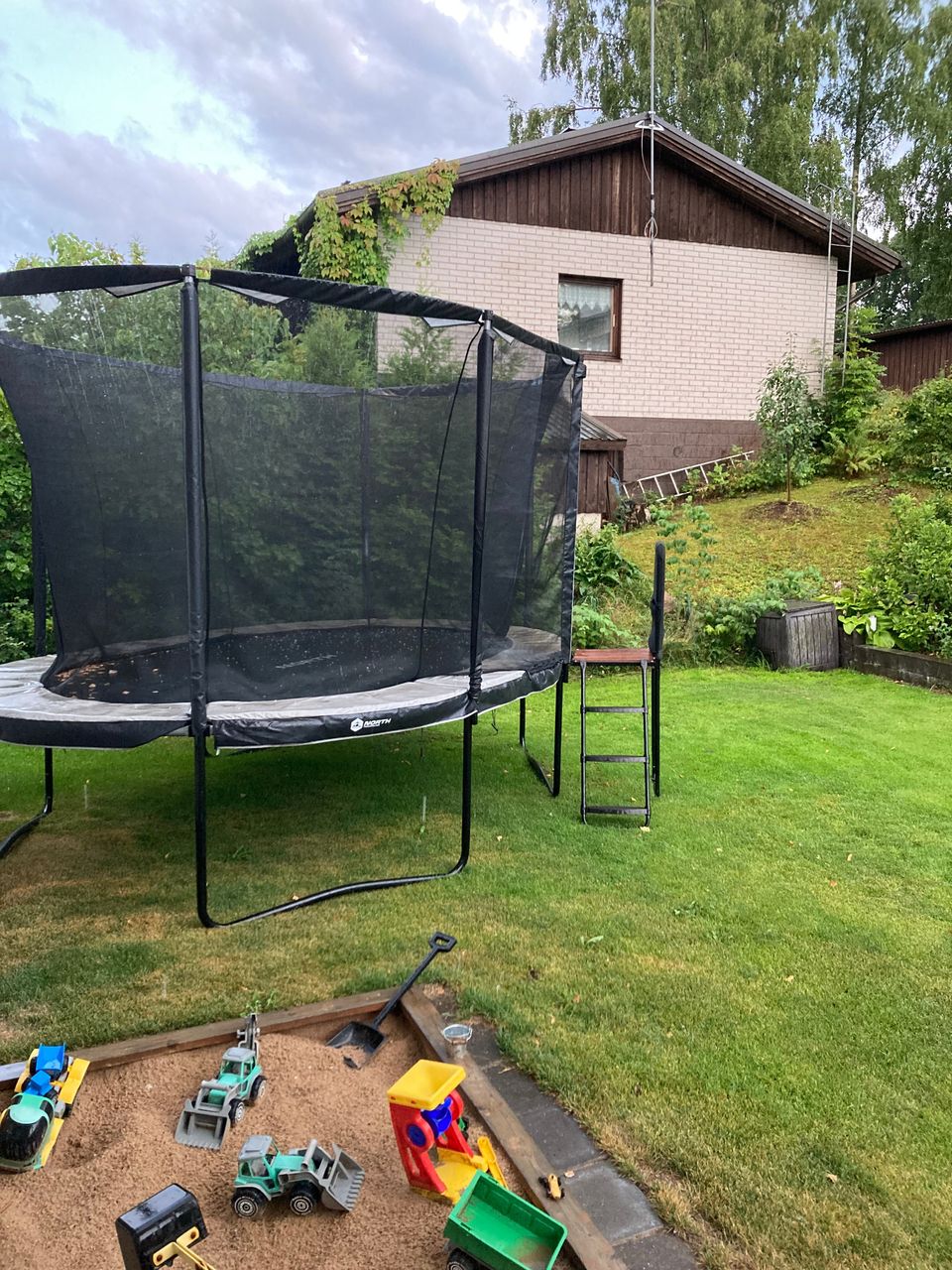 North Trampoline Adventurer 420 Oval trampoliini