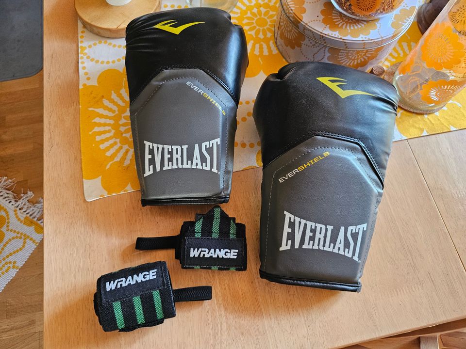 Uudenveroiset 16oz Everlast-nyrkkeilyhanskat + käsisiteet