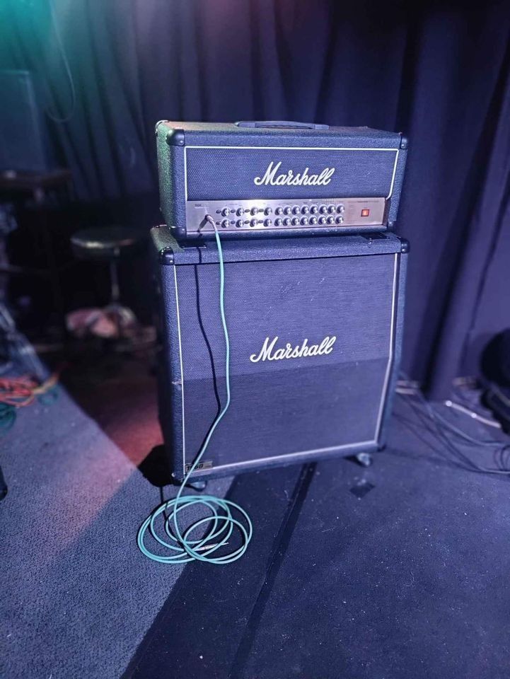 Marshall 1960A 4x12 kitarakaiutin ja loistava 4 kanavainen vahvistin