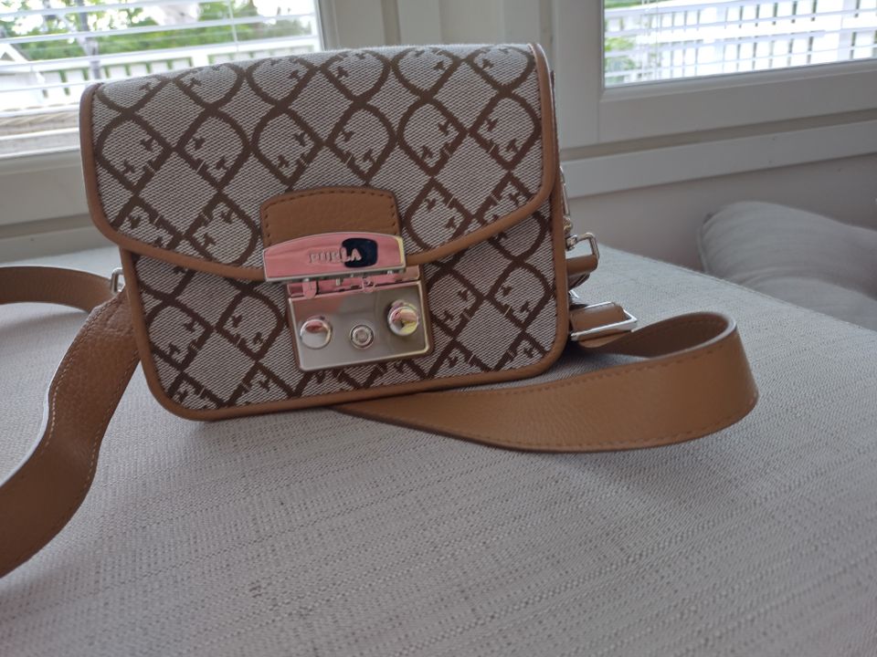 Furla mini metropolis crossbody