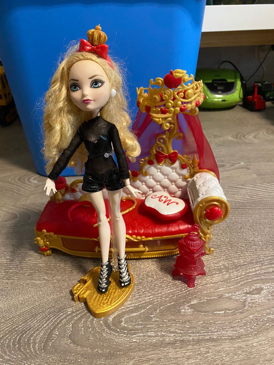 Ever After High Apple White + sänky