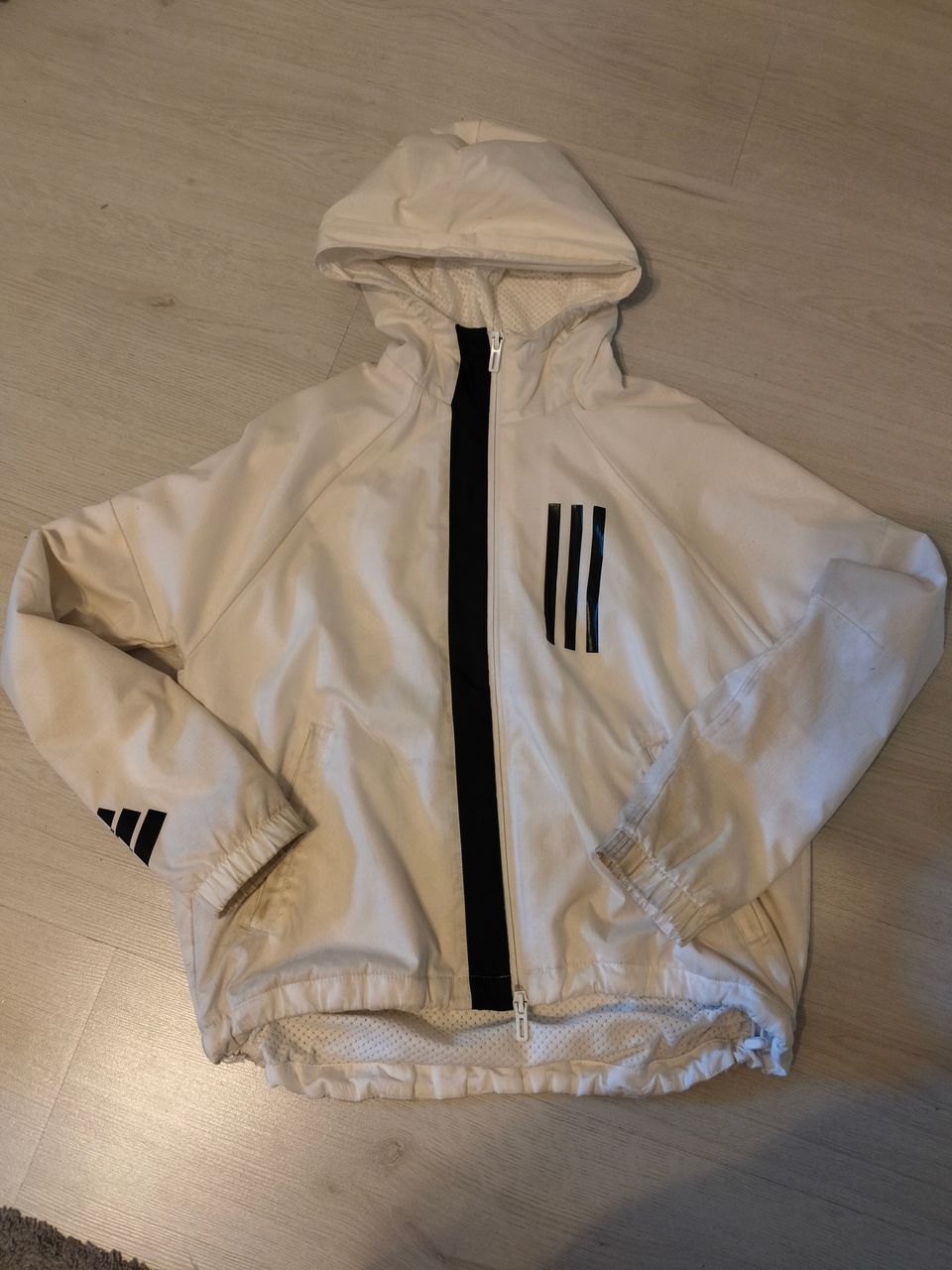 Adidas tuulitakki 152