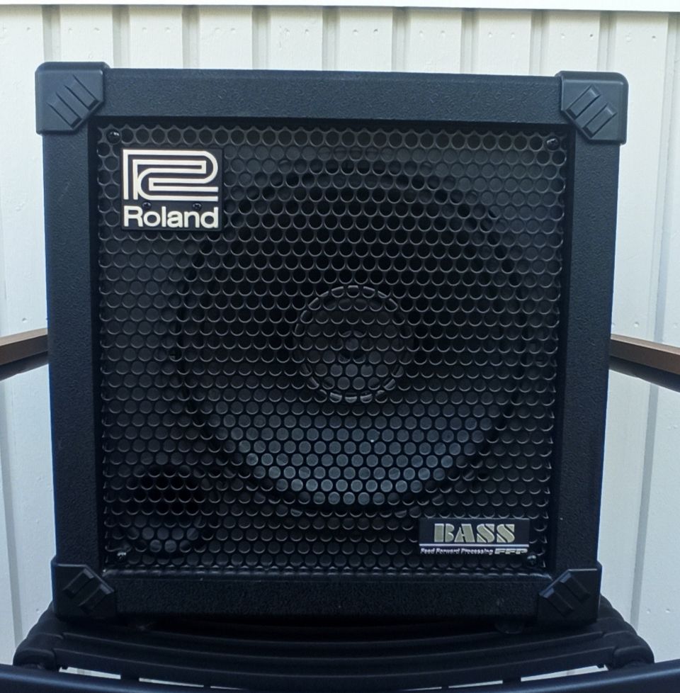 Roland Cube 30 Bass vahvistin