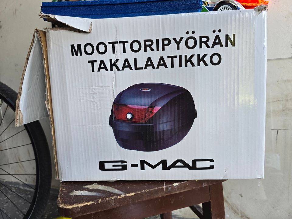 Käyttämätön moottoripyörän/skoottetin takalaatikko