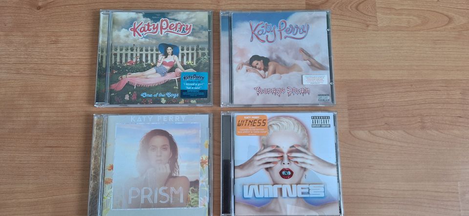 Myydään Katy Perryn CDt, 4 kpl