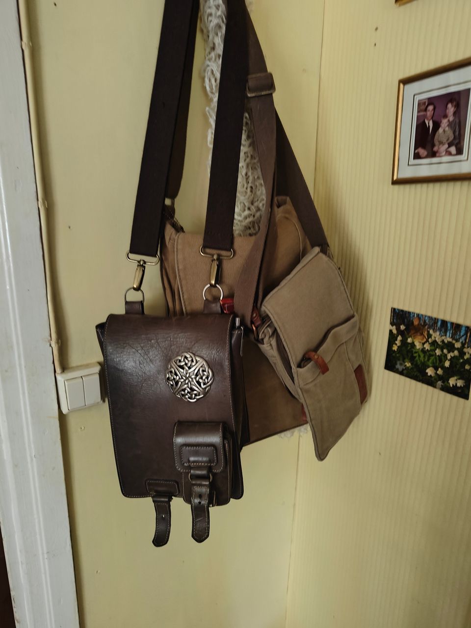 Laukkuja: Keskiaikatyyli nahkalaukku ja kaksi canvas laukkua