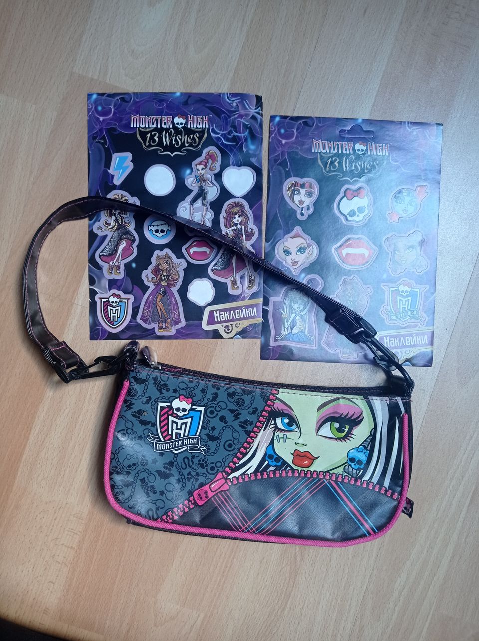 Monster high laukku ja tarrat