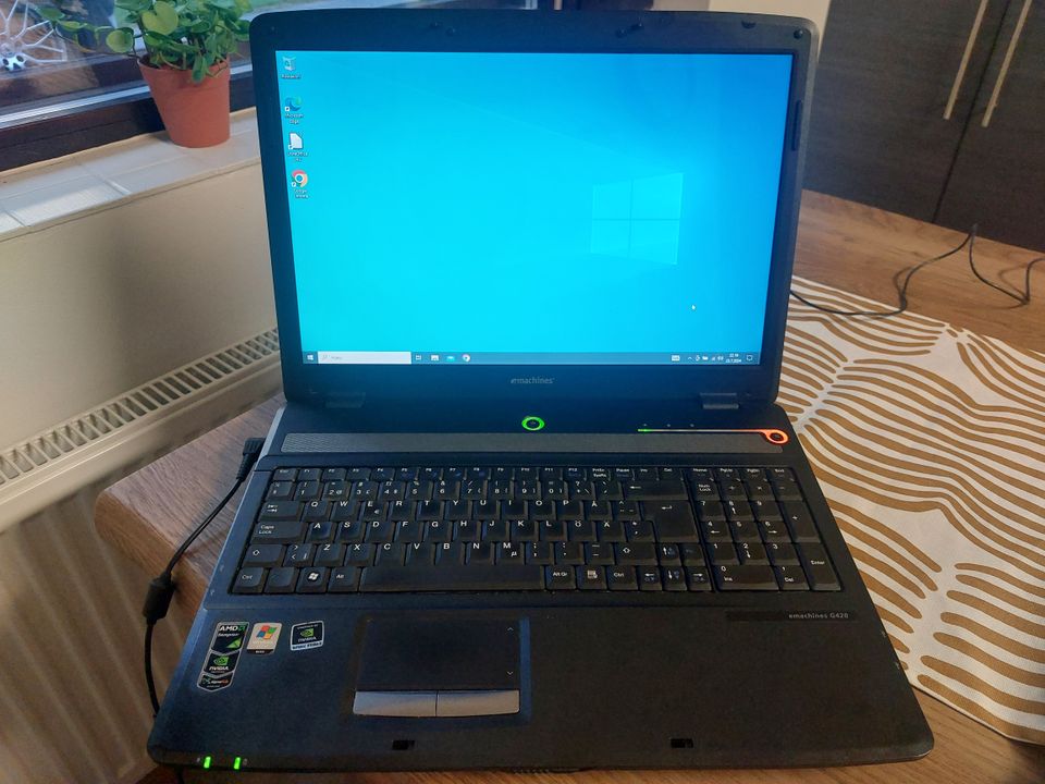 Acer eMachines G420, isolla näytöllä