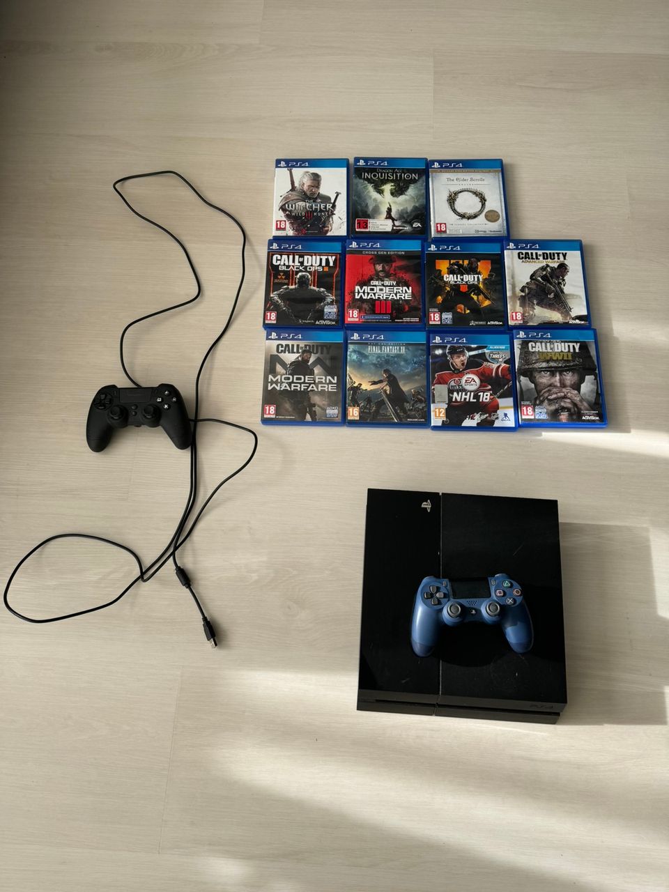 PS4 konsoli, kaksi ohjainta ja pelit 150e koko paketti