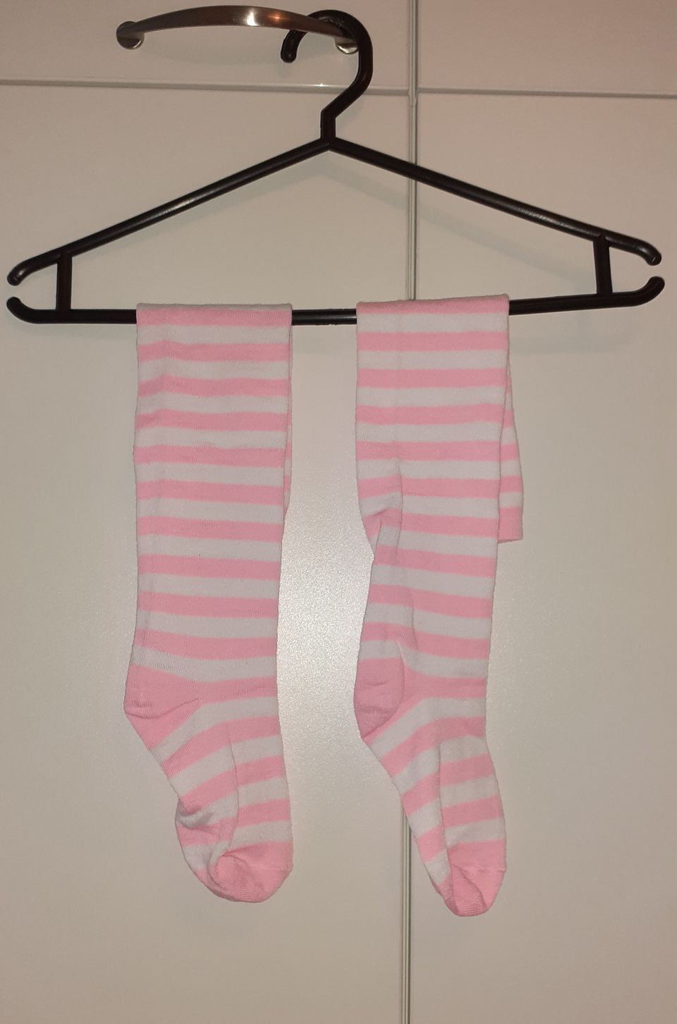 Vaaleanpunaraidalliset pitkät sukat S