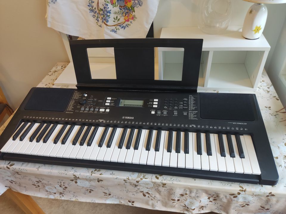 Sähköpiano Yamaha PSR-E363