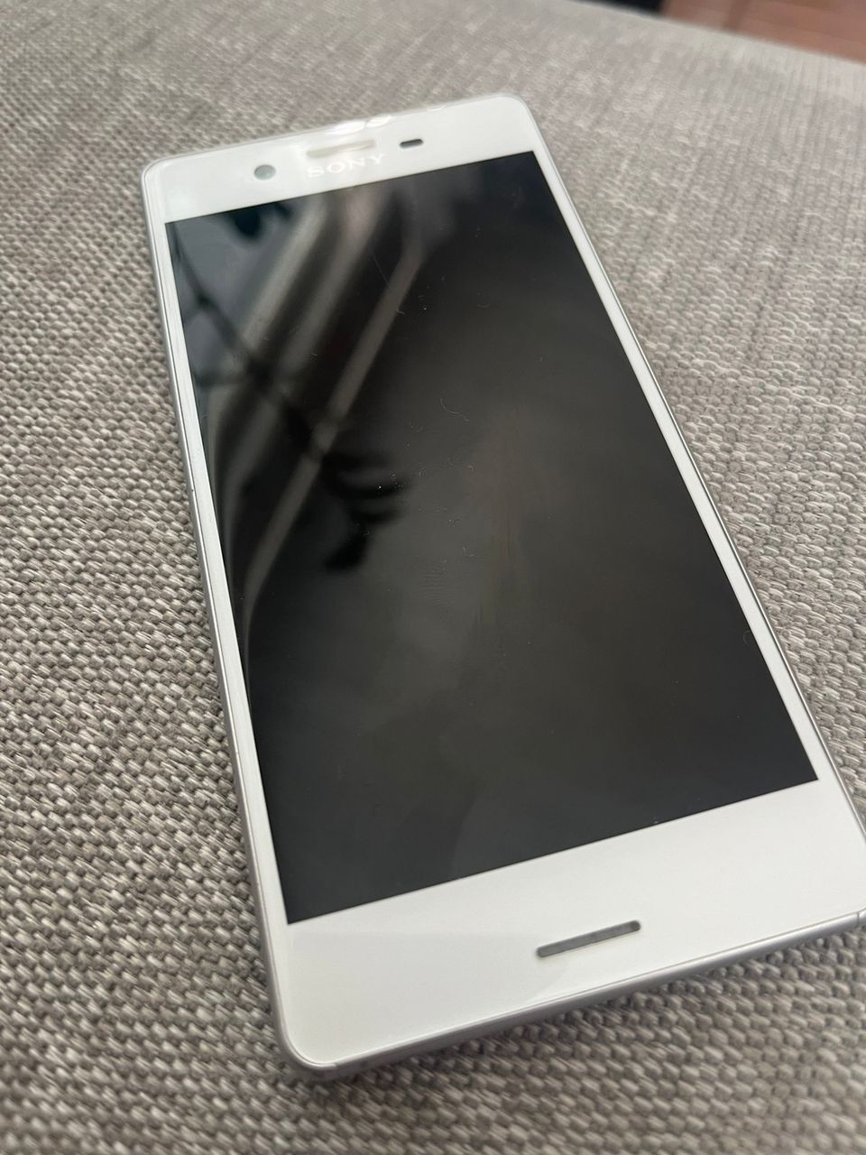 Sony Xperia X 32Gb (F5121) puhelin