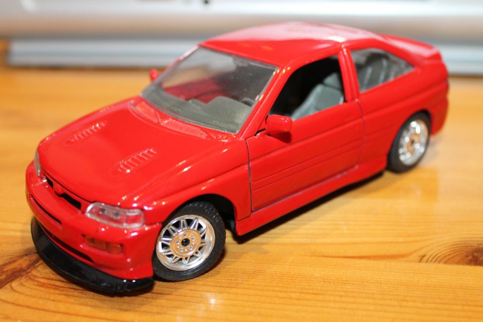 1994 pienoismalli auto Ford Escort RS Cosworth 1:24 17CM vanha 90-luku Italia