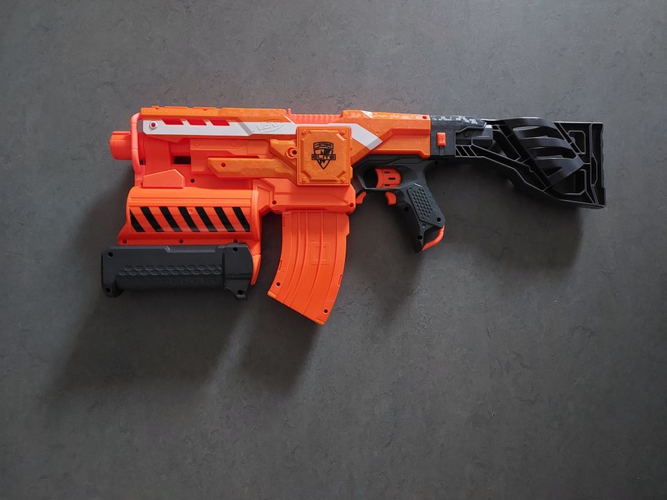 Nerf -pyssy setti (10 pyssyä ja lisäosia)