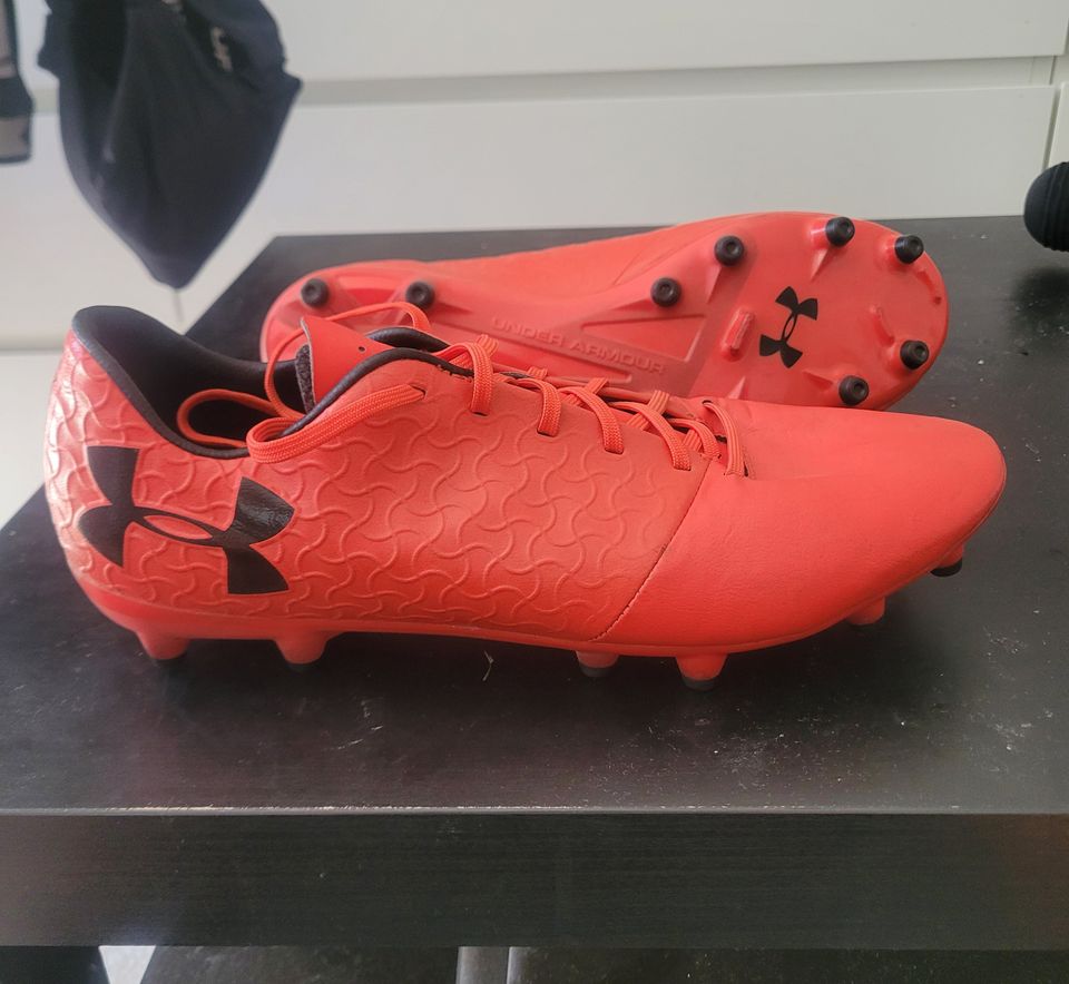 Under Armour jalkapallokengät koko 44,5