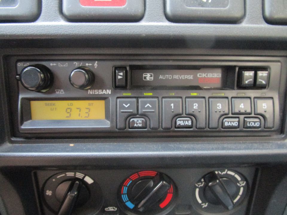 alkuperäinen Nissanin kasettiradio