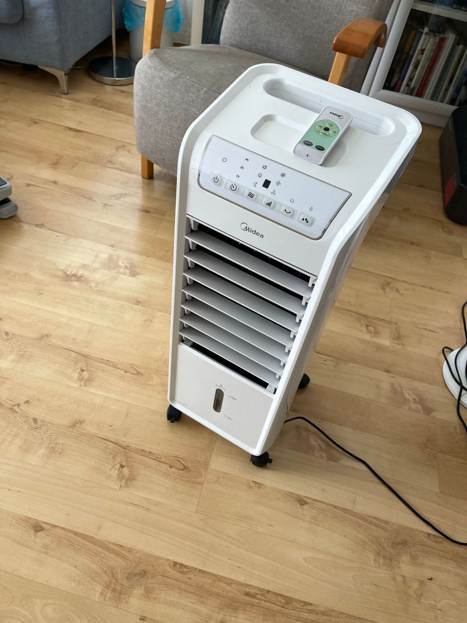 Ilmanviilennin Midea AC100-A