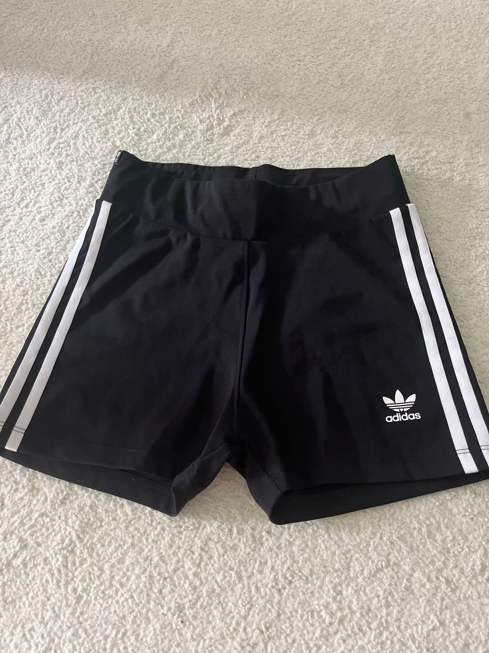 Lyhyet adidas bikershortsit