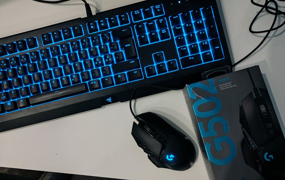 Pelihiiri ja peli näppäimistö (Razer ja Logitech G502 Hero)