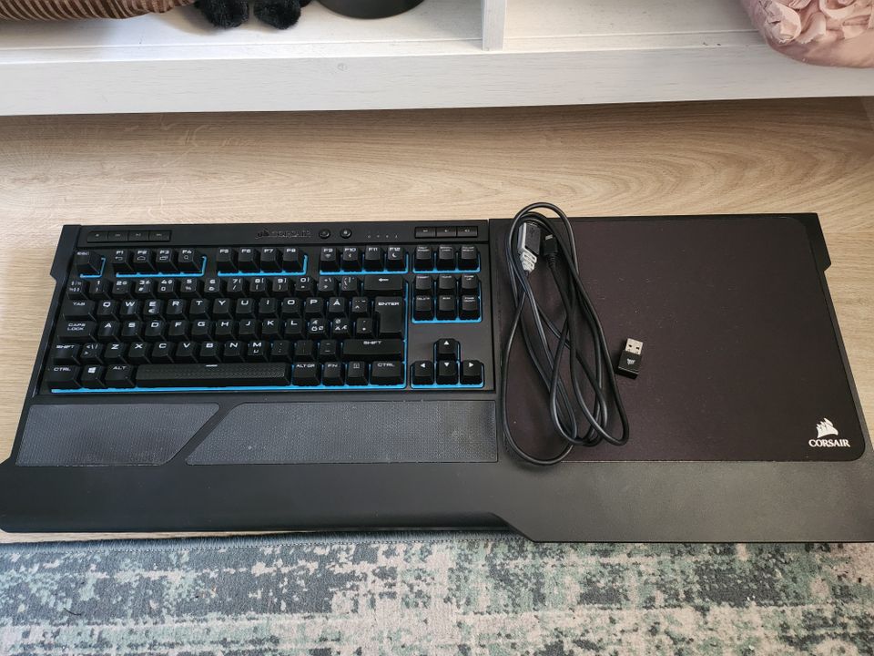 Corsair K63 näppäimistö ja sylipöytä