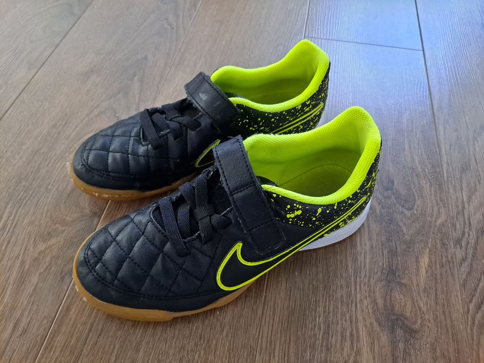 Nike Tiempo sisäpelikengät kokoa 35