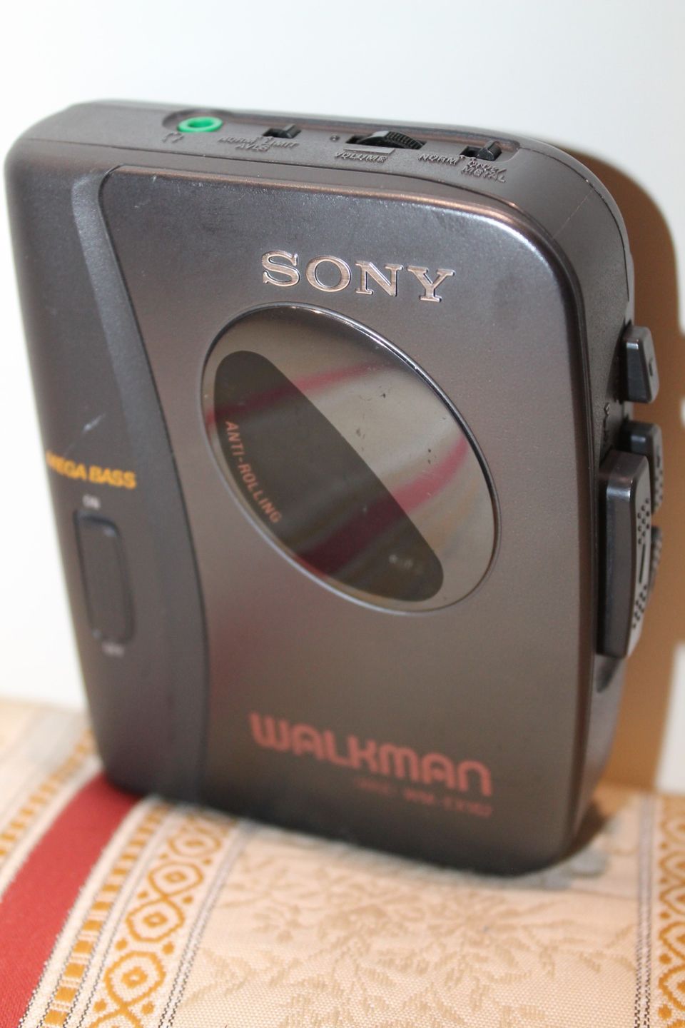 90-luku kasettisoitin vintage nauhuri kannettava Sony Walkman korvalappustereot