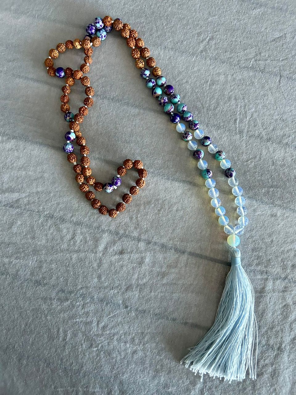 Mala, meditaatio ja parantaminen, luonnonkivet Jaspis,Kuukivi,Rudraksha 108+1