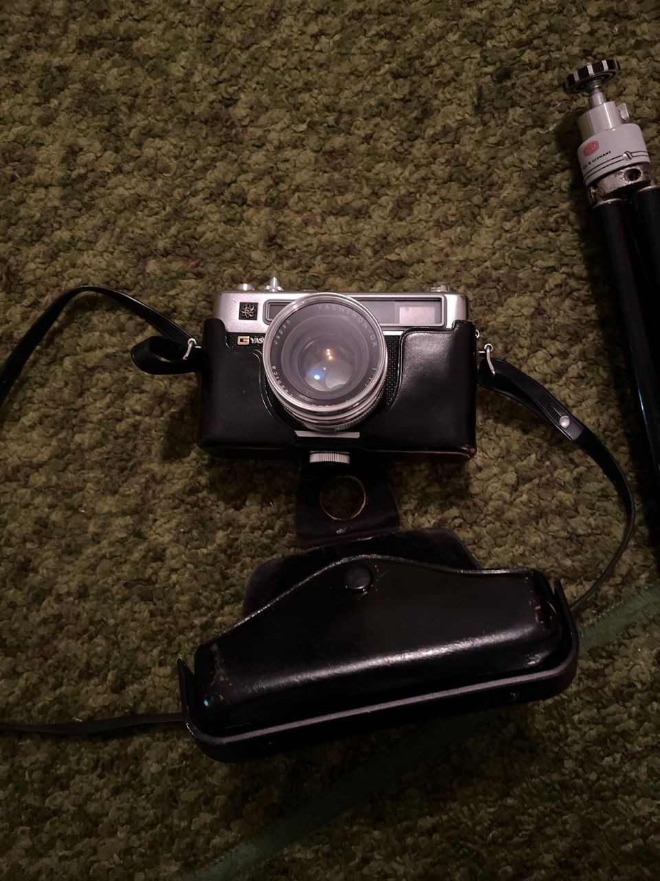 Vanha kamera ja jalusta