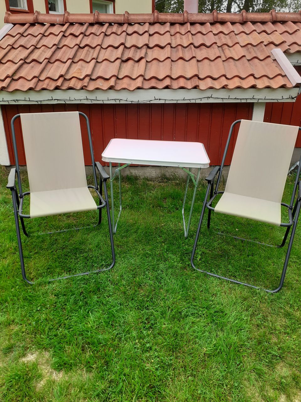 Kasaan taittuva pöytä ja tuolit
