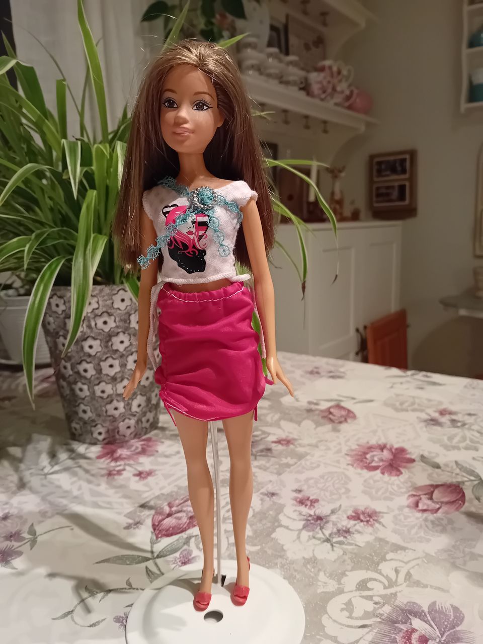 Nätti Mattel Barbie kuvan asussa