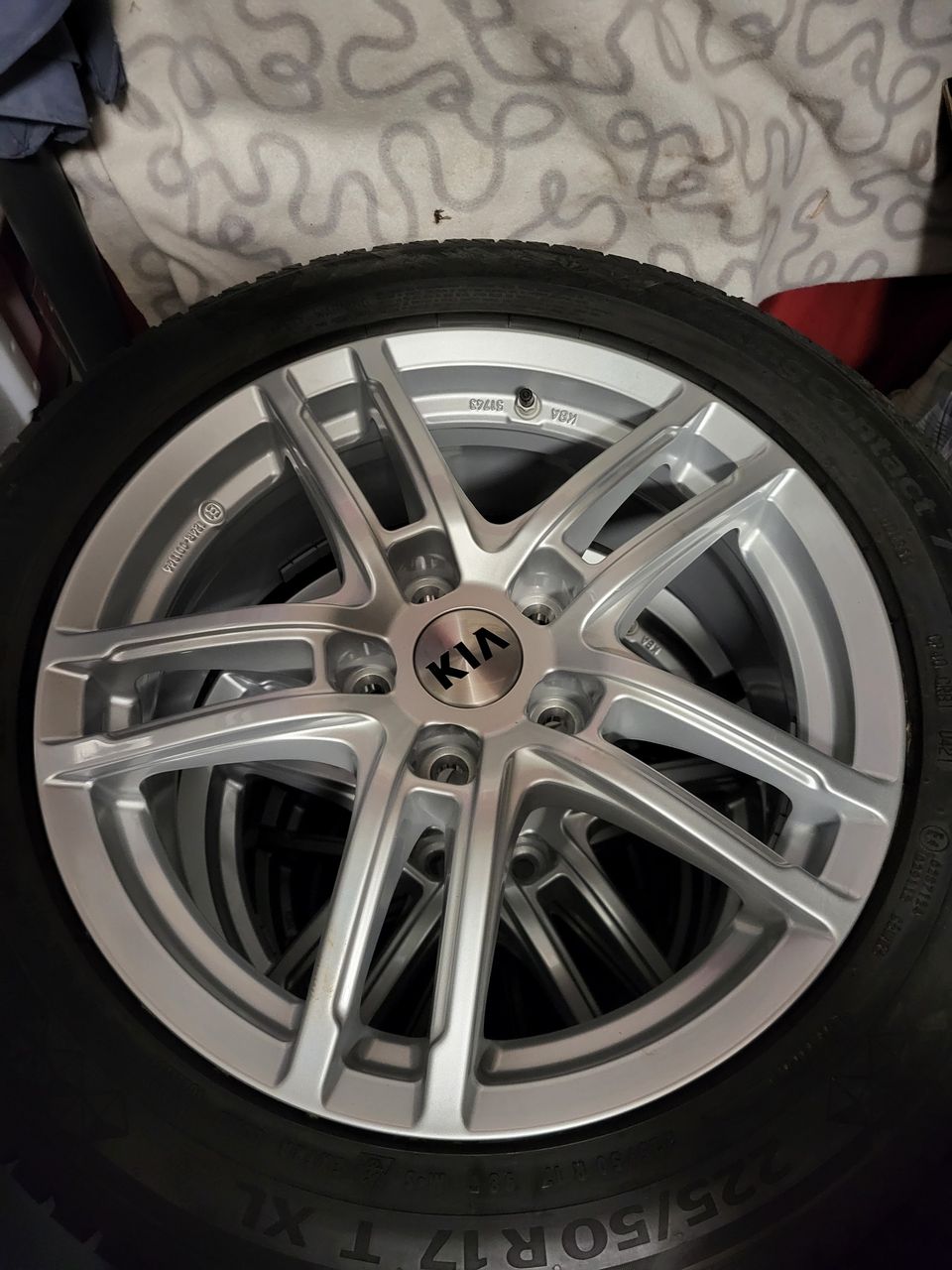 Kia 17" oem uudet alut ja uudet Continental kitkarenkaat 225/50/17