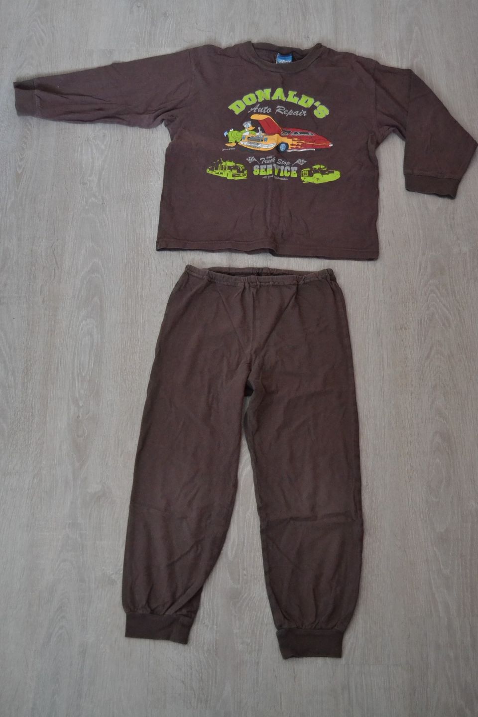 Disney ruskea Aku Ankka pyjama 120cm