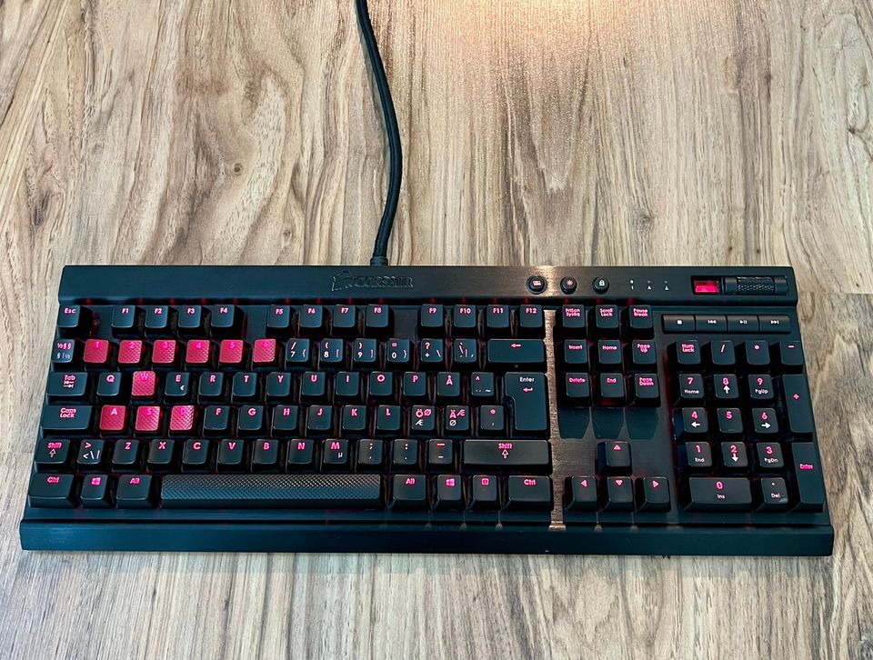 Corsair Vengeance K70 mekaaninen pelinäppäimistö