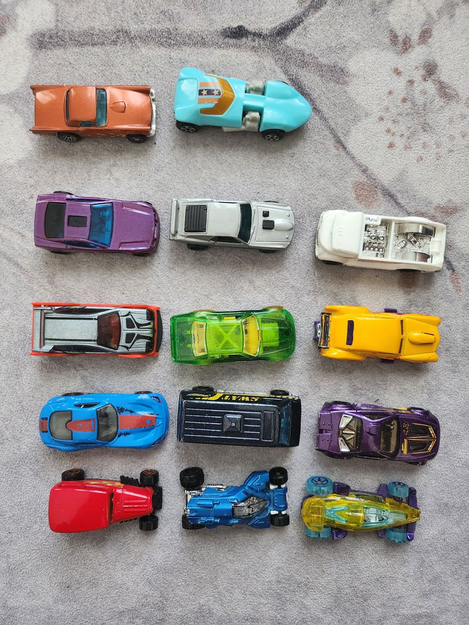 Hot wheels pikkuautoja