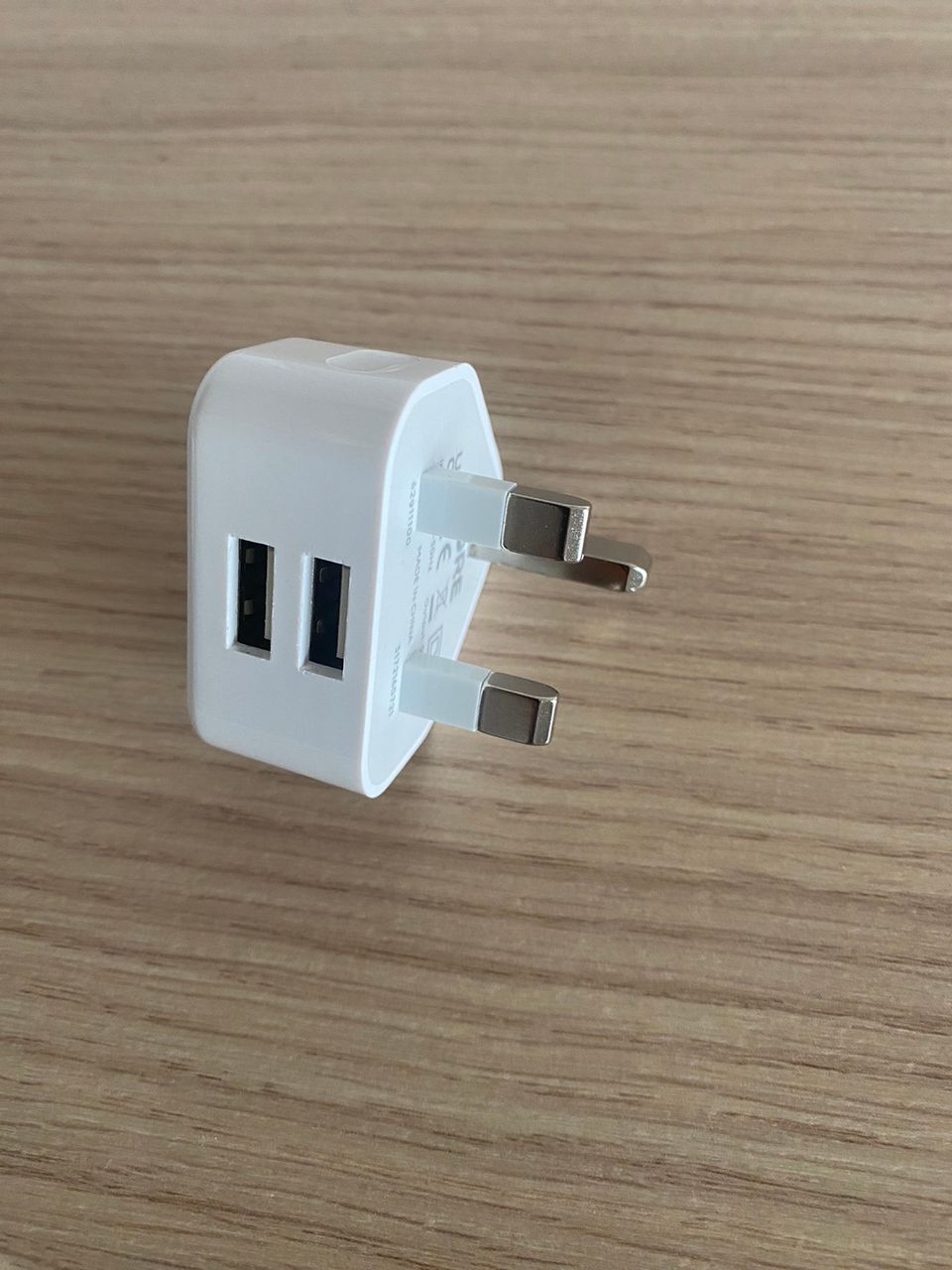 UK laturi kahdella USB portilla