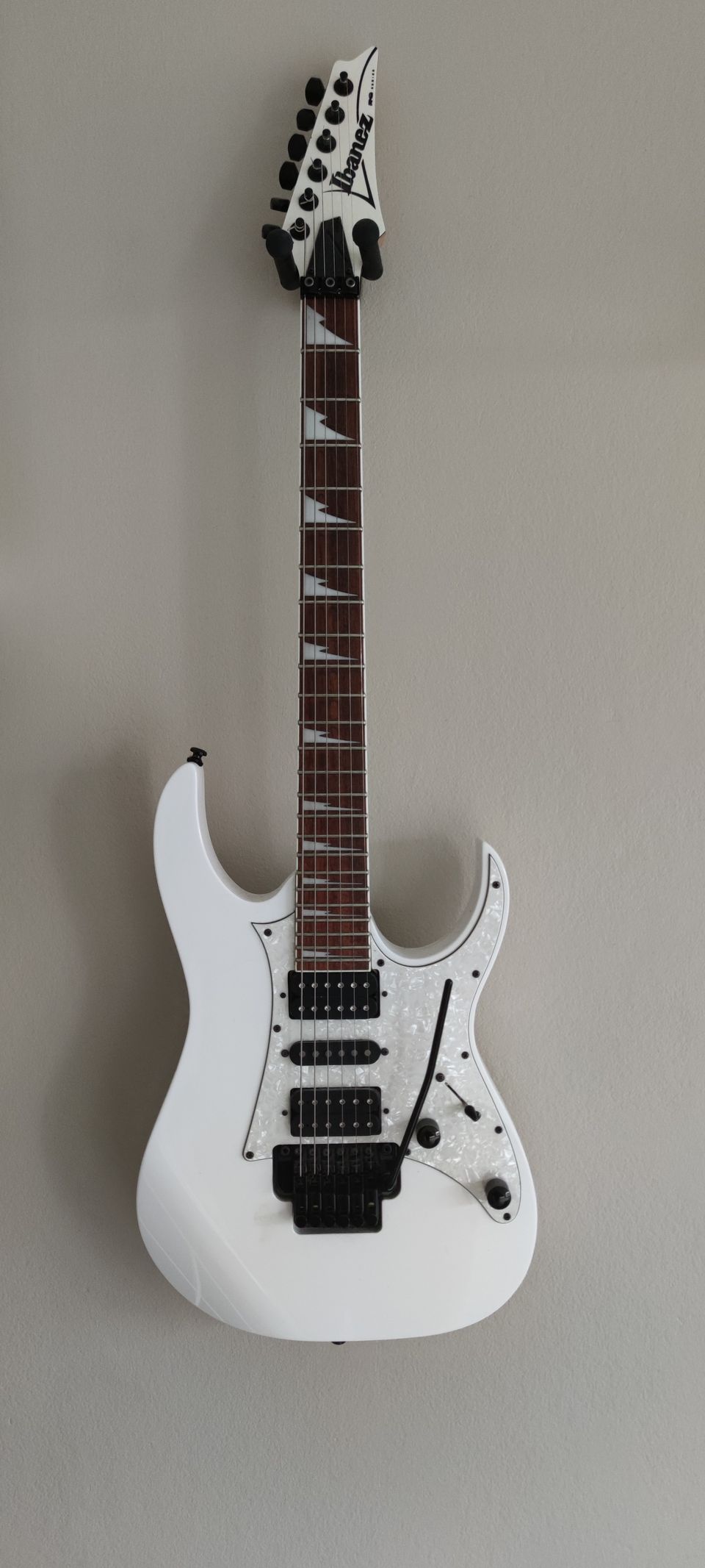 Ibanez rg350dxz white