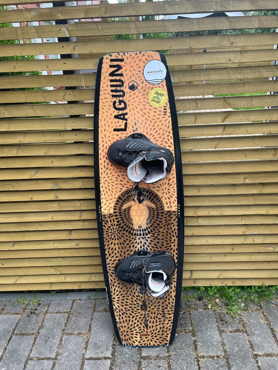 Liquid Force 142cm wakeboard-lauta ja siteet