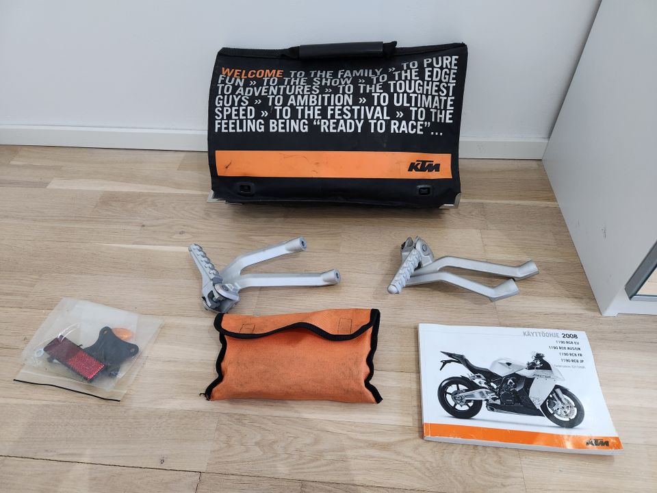 KTM RC8 työkalut ja muuta osaa