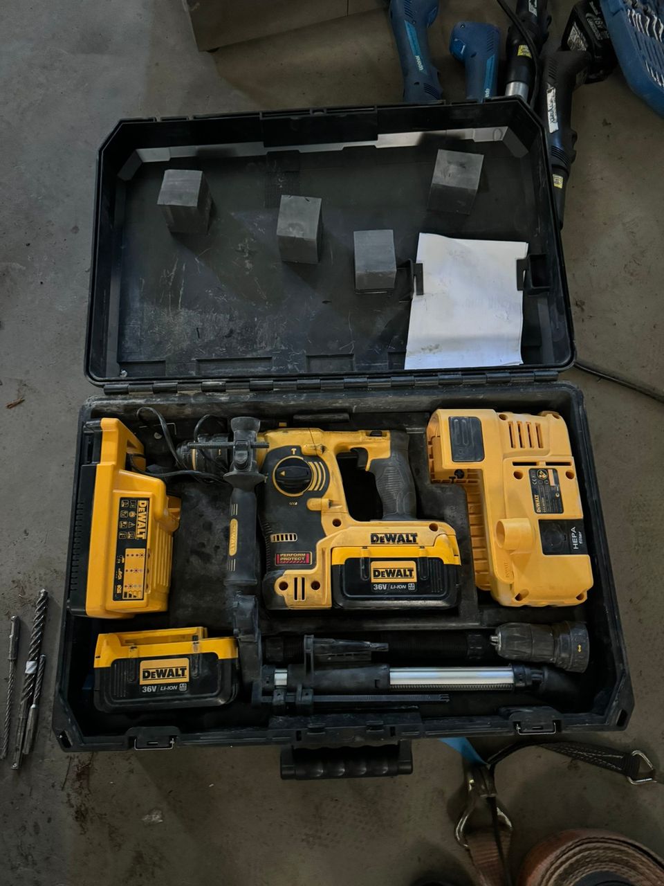 Dewalt iskuporakone akkuk. 36V imurilla DCH365M2