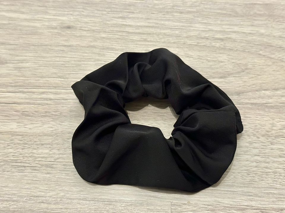 Musta hiusdonitsi / scrunchie